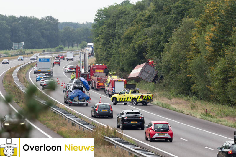 traumahelikopterlandtopdesnelwegnaongelukmetvrachtwagen22-08-2022--4.jpg