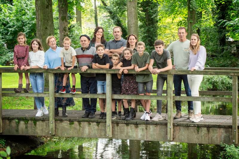 Familiefotosshoot, met een grote groep op de foto door Johan Bouwmans Fotografie uit Deurne