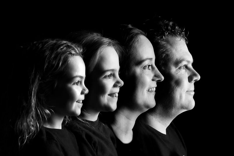 Generatie foto&#039;s en splitfoto&#039;s ook wel duoportretten genoemd bij Johan Bouwmans FOtografie in Deurne of een fotoshoot op locatie. Splitfoto Duoportret 2 in 1  foto generatiefotoshoot