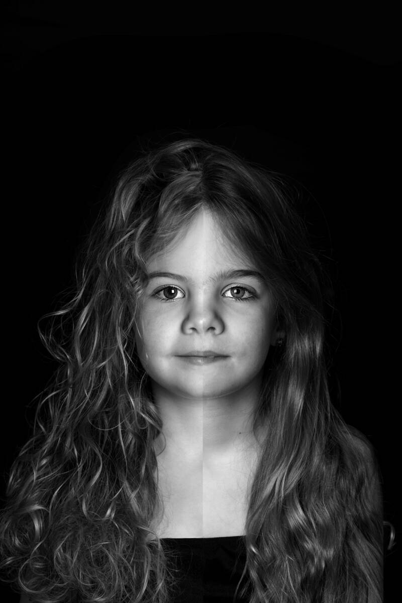 Splitportret van 2 zusjes in opdracht van hun ouders. Gemaakt in mijn fotostudio met een zwarte achtergrond en 1 flitser. Fotograaf Deurne Noord Brabant