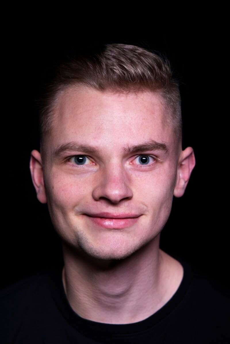 Een split foto of duoportret in kleur van 2 zonen gemaakt in de fotostudio met een zwarte achtergrond. 