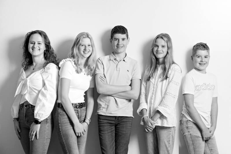 Een high key foto van drie tieners in zwart wit gemaakt in de fotostudio. 