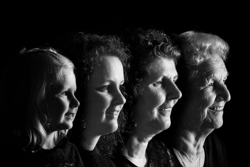 4 generatiefoto van een familie uit Deurne Noord Brabant gemaakt door fotograaf deurne Johan Bouwmans Fotografie