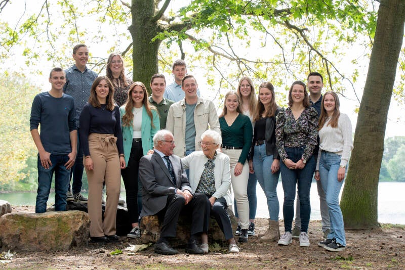 Op de foto met de hele familie op een mooie buiten locatie
