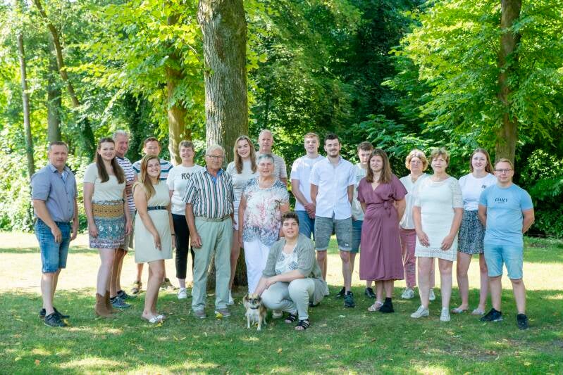 Met de hele familie op de foto in de kasteeltuin in Deurne 