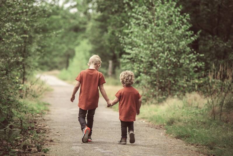 2 Kinderen die samen op de foto gaan in de Bikkels in Vlierden. Gefotografeerd door Johan Bouwmans Fotografie die gespecialiseerd is in fotoshoots met kindenen. 
