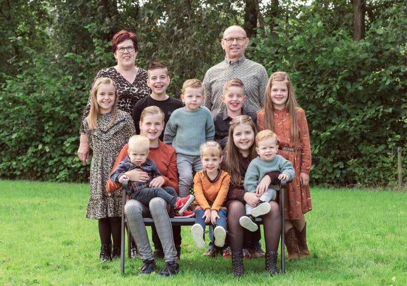 Opa en oma op de foto met de kleinkinderen door Johan Bouwmans Fotografie