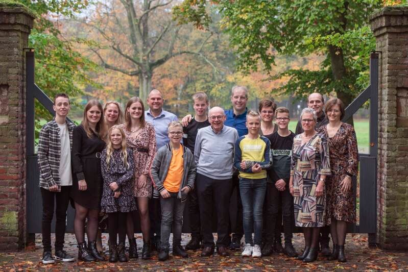 Familiefotoshoot in de kasteeltuin in Deurne fotoshoot op locatie door johan bouwmans fotografie