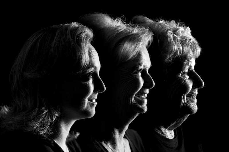 Een 3 generatie foto van oma, moeder en dochter. Lachend op de foto in Deurne