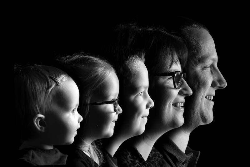 generatiefoto van gezin in zwart wit 5 kinderen en 2 ouders op de foto in Helmond Noord Brabant