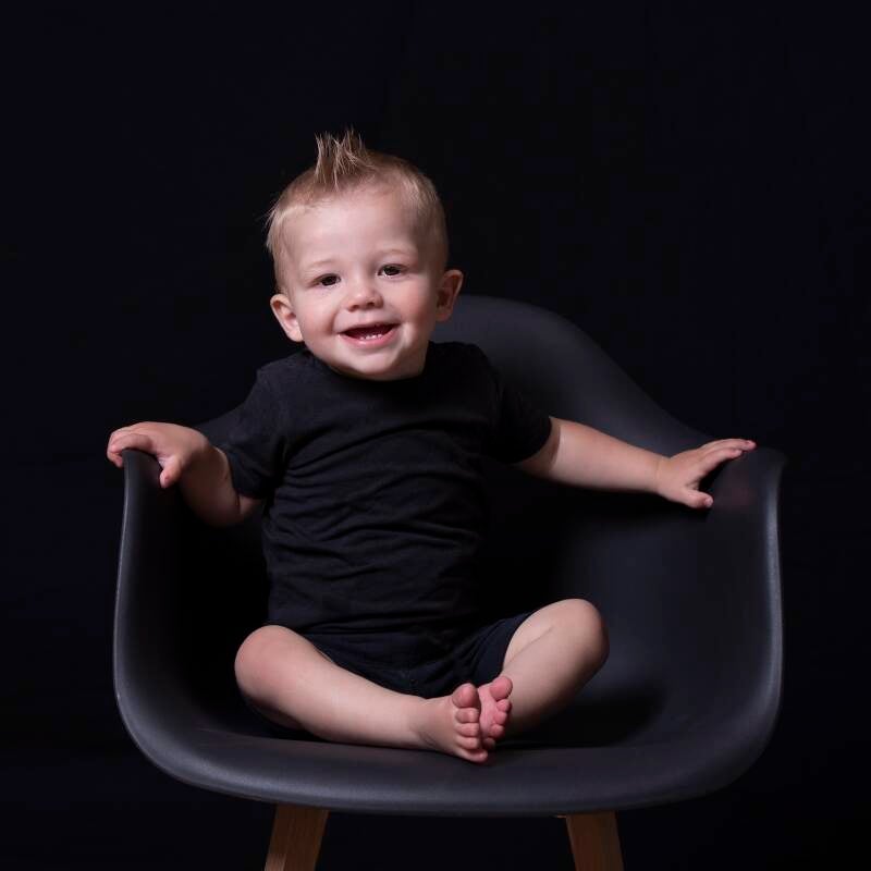 Johan Bouwmans doet altijd erg zijn best om kinderen spontaan te fotograferen en dat zie je terug in de foto&#039;s. Prachtige ongeposeerde foto&#039;s in een low key setting.