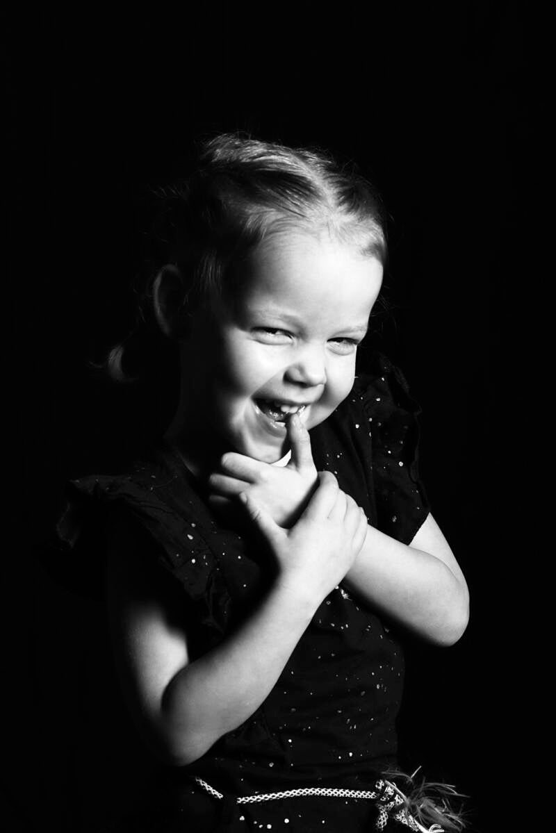 Een superverlegen meisje gefotografeerd door Johan Bouwmans uit Deurne. Gemaakt in de fotostudio in een low key setting.