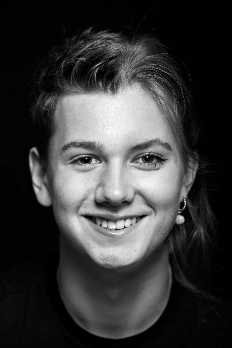 Een splitportret of 2 in 1 foto van een broer en zus gemaakt in de fotostudio van Johan Bouwmans gemaakt in Deurne Noord Brabant