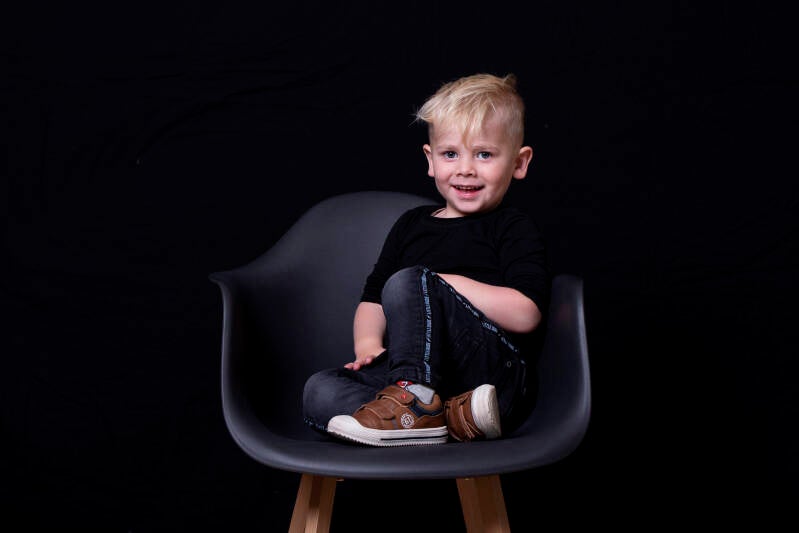 Deze foto is gemaakt in de fotostudio van Johan Bouwmans Fotografie in Deurne. Gemaakt met een NIkon D850 spiegelreflexcamera. Johan werkt graag met een zwarte fotoschtergrond om Low Key foto&#039;s te creeeren