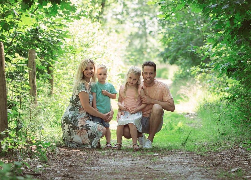 Gezinsfotoshoot in de natuur in Asten Noord Brabant. Gemaakt door Johan Bouwmans Fotografie. Vader, moeder en zoon en dochter samen op de foto.