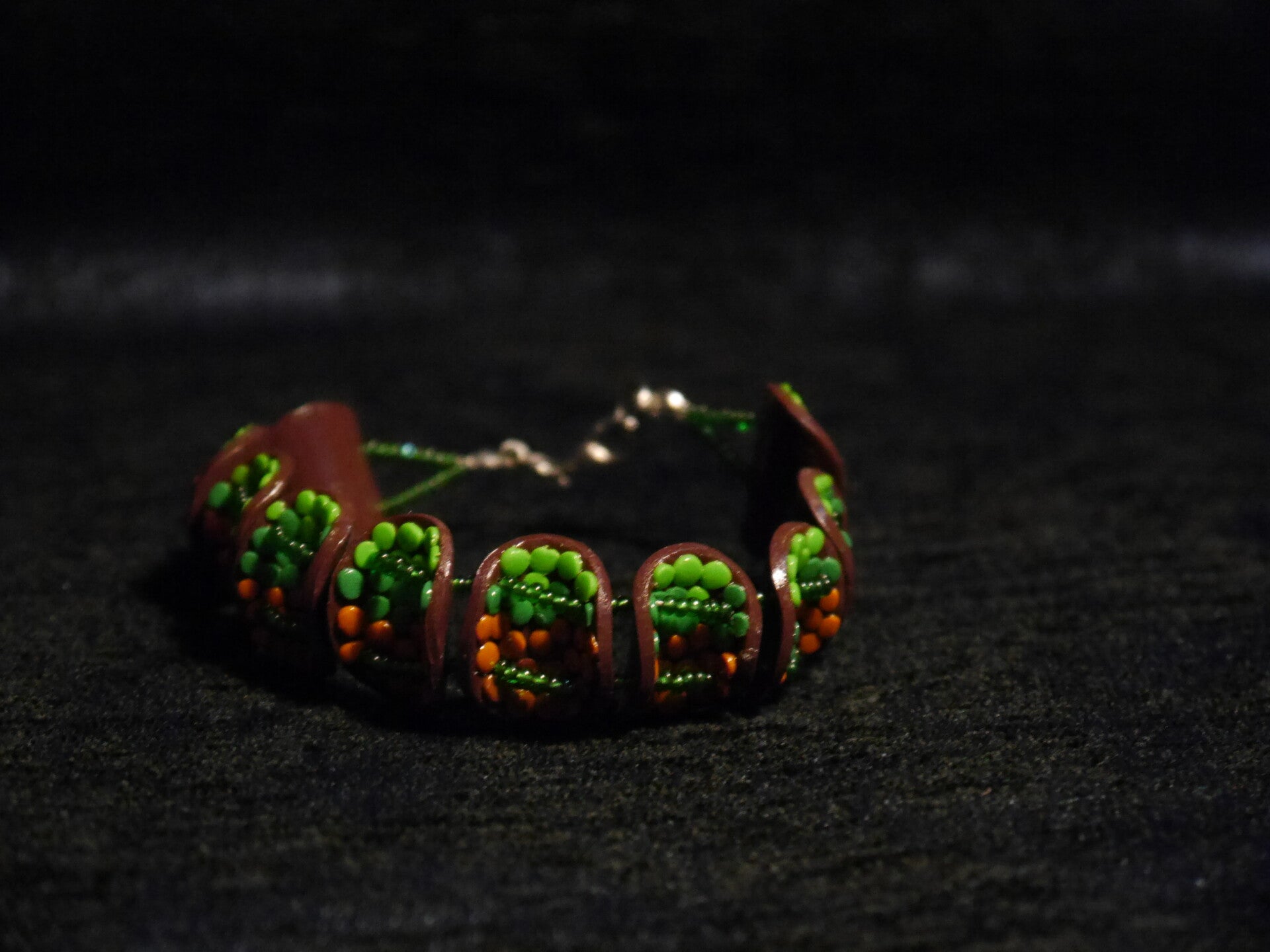 Groene stippen armband