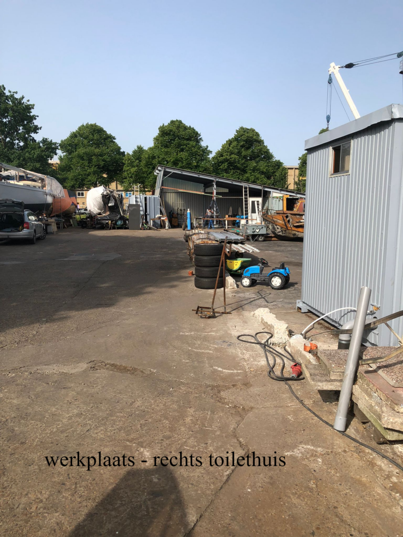werkplaats en rechts toilethuis