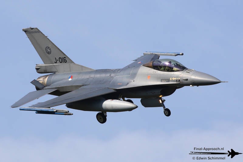 f-16am-03.jpg
