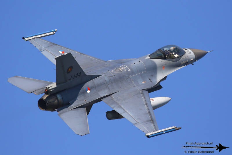f-16am-16.jpg