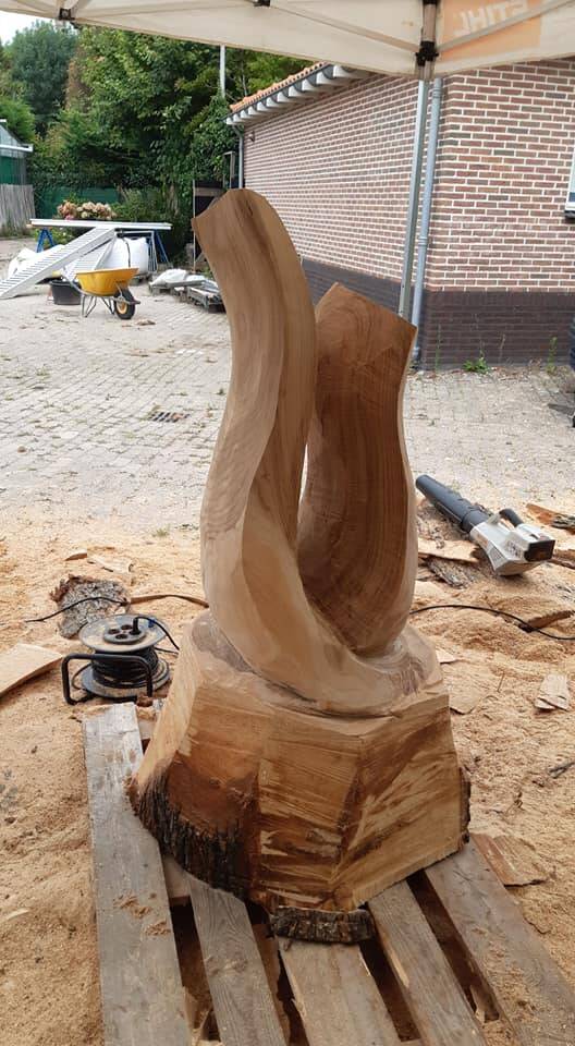 vlamsculptuur van iepenhout.