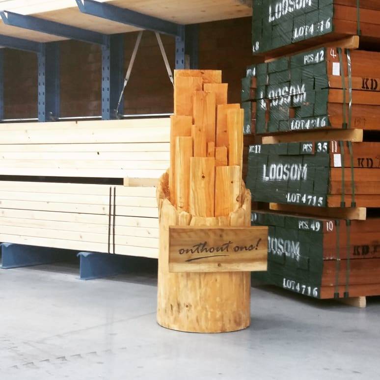 Sculptuur met balken. Douglashout