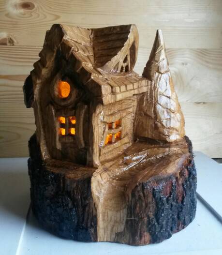 kabouterhuis met verlichting