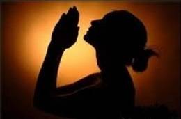 Schaduw biddende vrouw