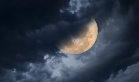 Foto  wolken en halve supermaan