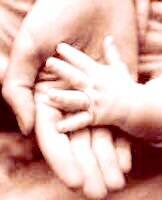 Kinderhandje in moeders hand