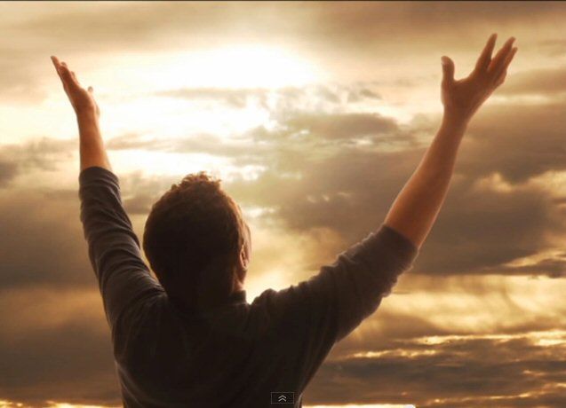 man met armen naar hemel gericht
