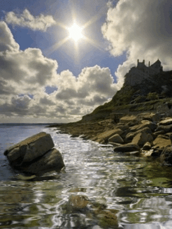 stromden water met wolken op achtergrond animatie