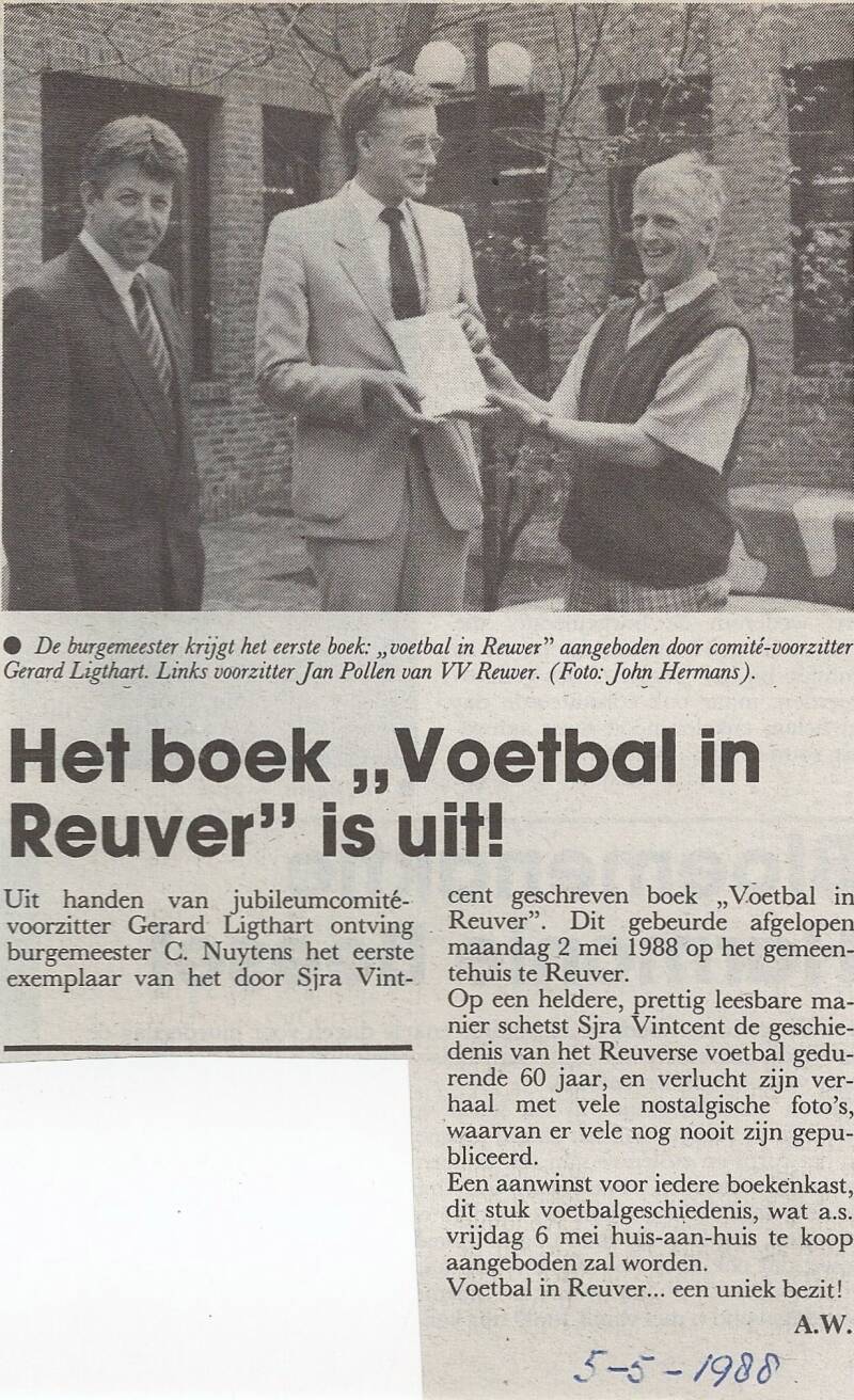 1988-89-burgermeester-ontvangt-boekwerk-standard.jpg