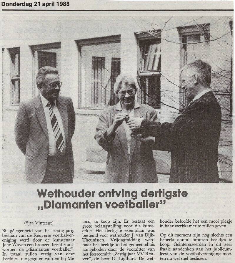 1988-89-wethouder-ontvaang-beeldje-1-standard.jpg