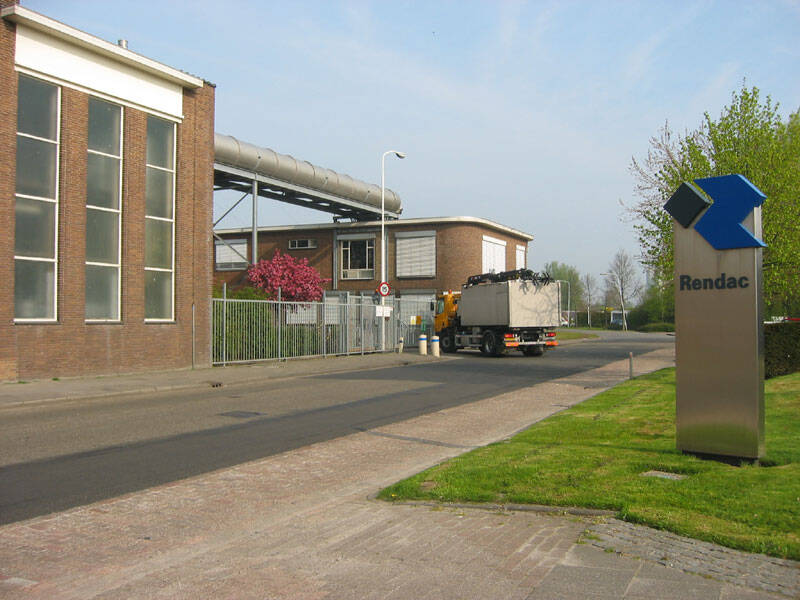 Fabriek met RENDAC logo.