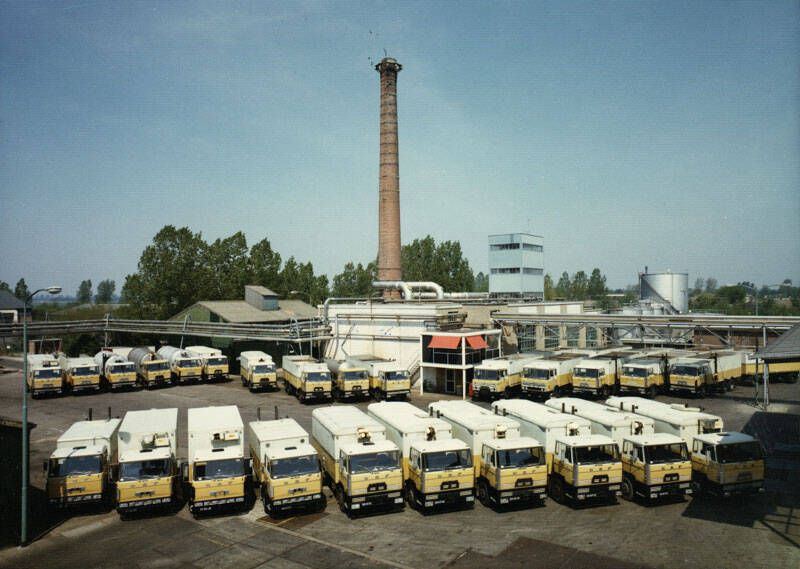 Vrachtwagens NTF op fabrieksterrein