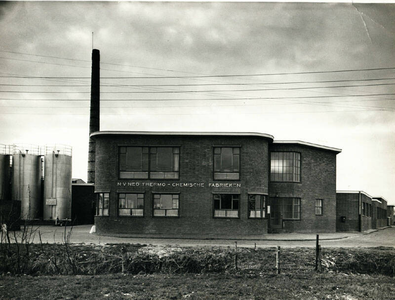 Bedrijfsgebouw NTF vanuit oostelijker richting