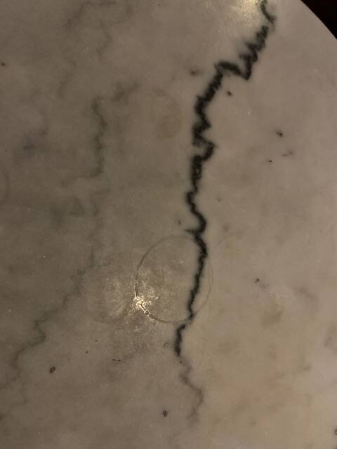 Snapshot van marmeren tafelblad in café in Praag