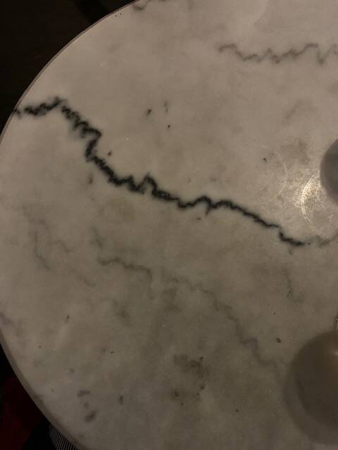 Snapshot van marmeren tafelblad in café in Praag