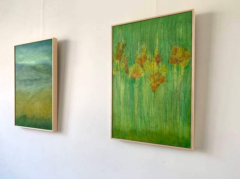 Schilderij aan de muur: Gele irissen, olieverf en kleurpotlood op gessobord, 60x40cm