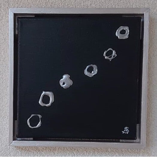 006 Zilveren rondjes op zwart 20x20cm