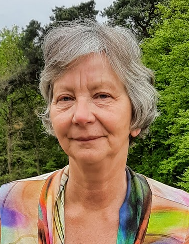 'Een kunstenaar word je niet, dat ben je bij je geboorte'  Het beeldhouwen is voor Rieke van der Stoep een sublieme uitingsvorm van wat zij innerlijk ervaart. Hoewel zij op latere leeftijd echt koos voor de kunstenaar in haar, heeft zij zich van kinds af 