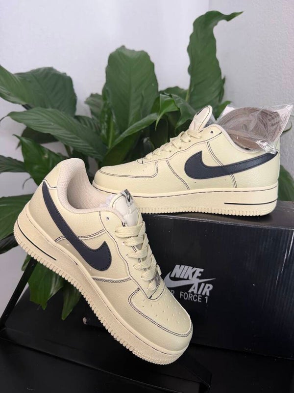 NIKE AIR FORCE 1 LOW - BEIGE & BLACK