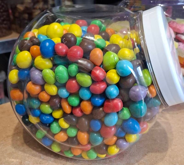 Snoeppot gevuld M&M Peanut ( geel ) 2 kilo snoep per stuk