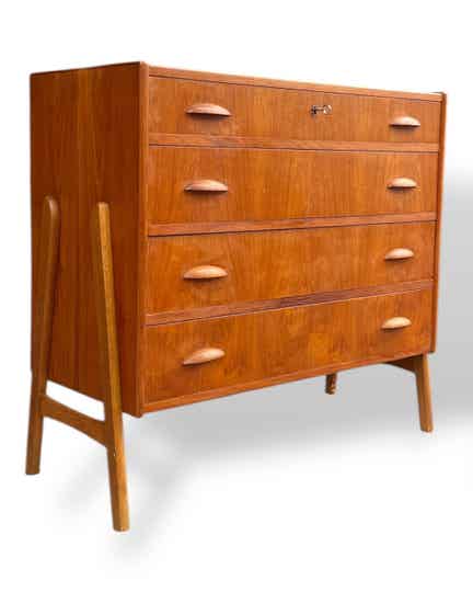 Stunning Chest of 4 Drawers