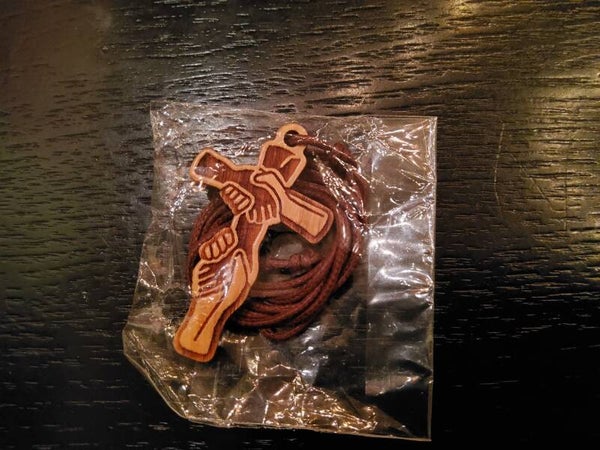 Lederband mit Kreuz