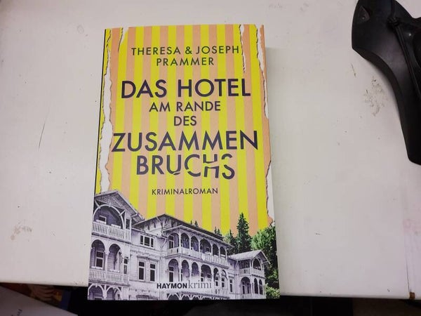 Das Hotel am Rande des Zusammenbruchs von Theresa & J. Prammer