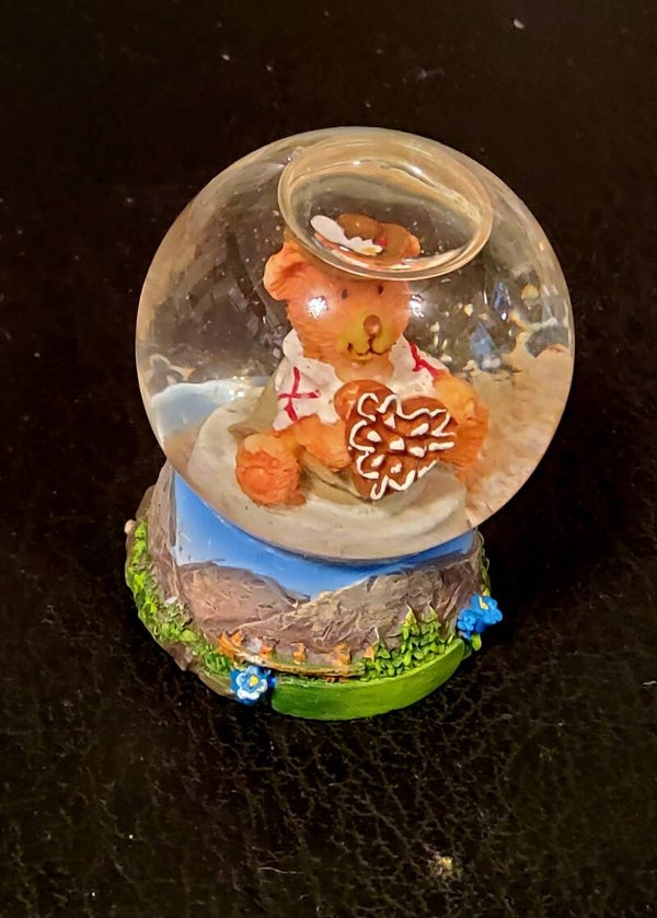 Schneekugel Trachtenbär