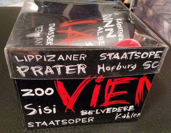 Wien Häferl mit rotem Löffel
