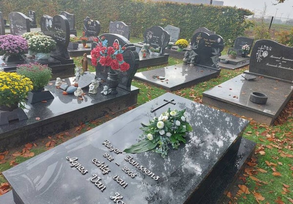 Graf reinigen + bloemstuk of beplanting