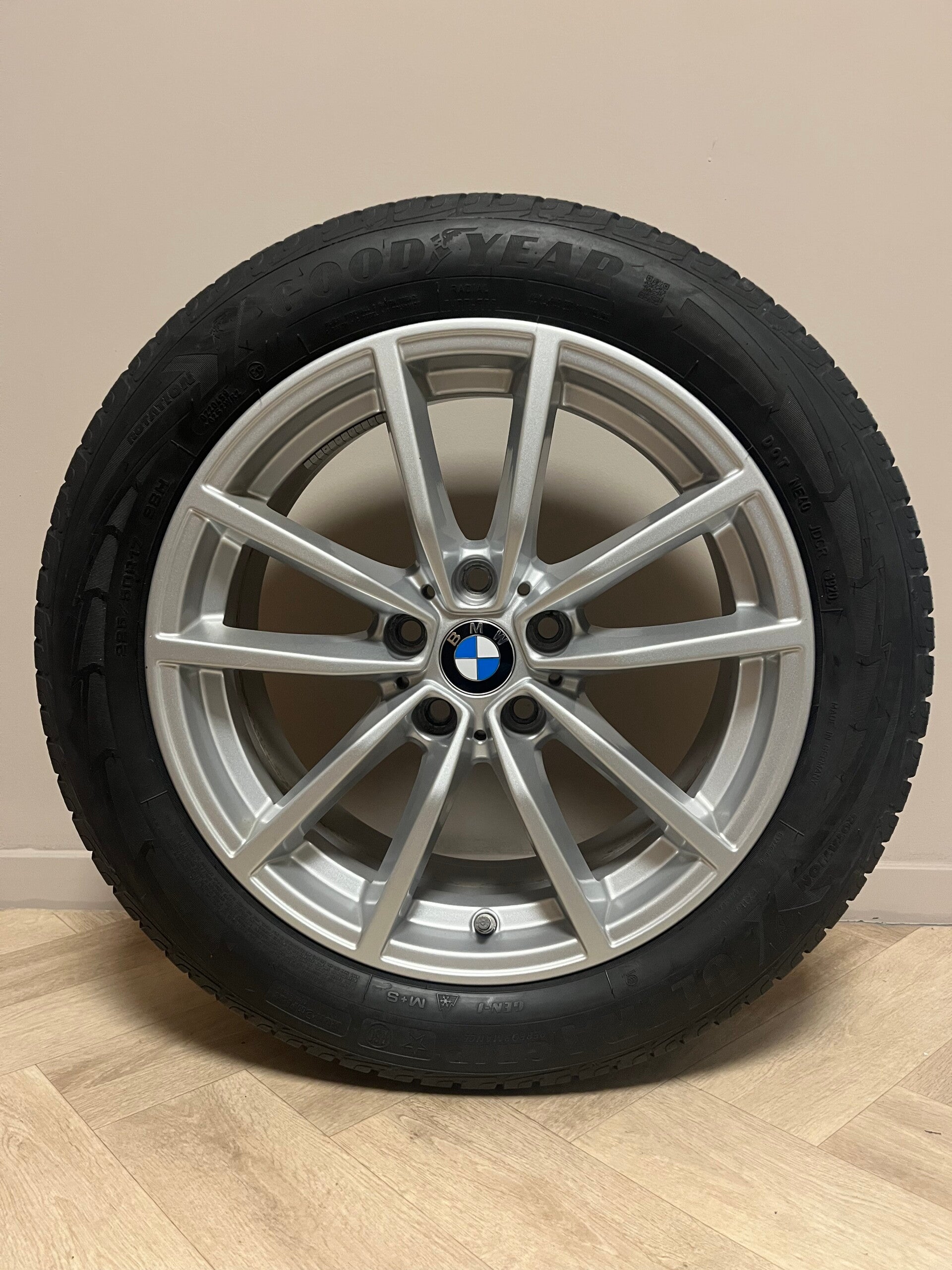 Complete set BMW Styling 385 met Goodyear UltraGrip Velgen.
